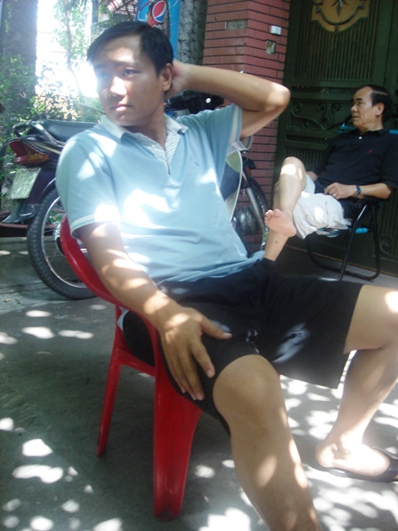 "Tôi không dám mặc quần áo chỉnh tề, riêng tinh thần thì lúc nào cũng cảnh giác cao độ" - anh Việt cười đùa. Ảnh: Phan Cường Bo 'be gai gay chay' khong dam mac dep vi so...chay