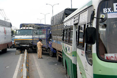 Hiện trường vụ tai nạn liên hoàn. Hiện trường vụ tai nạn liên hoàn.