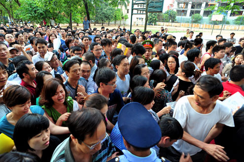 Không ai chịu nhường ai, người xếp hàng phía trước phát cáu vì bị đẩy từ sau lưng Không ai chịu nhường ai, người xếp hàng phía trước phát cáu vì bị đẩy từ sau lưng