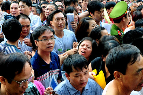 Một phụ nữ bị xô ngả nghiêng giữa dòng người. Một phụ nữ bị xô ngả nghiêng giữa dòng người.