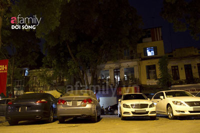 Không khó để bắt gặp những chiếc Porsche, Mecerdes hay Lexus... "cắm rễ" ở đây mỗi tối. Không khó để bắt gặp những chiếc Porsche, Mecerdes hay Lexus... "cắm rễ" ở đây mỗi tối.