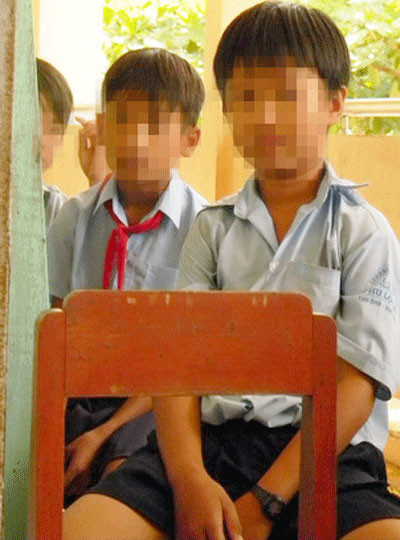 Học sinh lớp 4 "tổ chức" đánh các bạn trong lớp 50 roi mỗi ngày ảnh 1