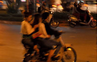 Gái mại dâm chuẩn bị đi phục vụ khách