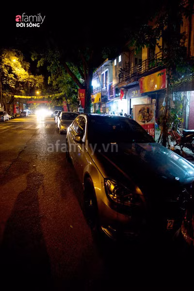 Thế mà thử đi vào thứ 6, thứ 7 cuối tuần xem, chật cứng hai hàng ô tô kín đặc hai bên đường. Giới trẻ Hà Nội hình như đang bỏ bê những quán cafe sang trọng, quán bar đắt đỏ và chơi bời, để tụ tập hóng chuyện với bạn bè ở quán trà chanh, nước ép hoa quả, coi đó như một thứ văn hóa vỉa hè đầy hấp dẫn và dễ "nghiện".