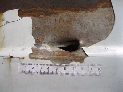 Viên đạn găm vào cánh cửa, để lại vết lõm dài khoảng 5cm.