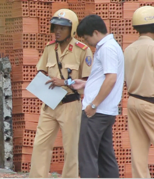 CSGT TP.HCM 'dam dui' khi xu ly vi pham