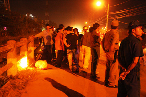 Nạn nhân được đưa ra ngoài khỏi khu vực đường sắt