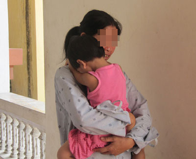 Sau biến cố xảy ra, cháu Hồ Thị L.N vẫn chưa hết sợ hãi khi gặp đàn ông Sau biến cố xảy ra, cháu Hồ Thị L.N vẫn chưa hết sợ hãi khi gặp đàn ông