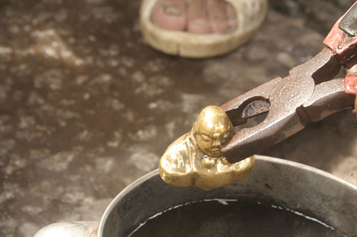 Pho tượng đổi màu khi tiếp xúc với nhiệt độ 2.000 độ C, nhưng lập tức trở lại màu vàng óng và nhiệt độ bình thường khi vừa tiếp xúc với nước Pho tượng đổi màu khi tiếp xúc với nhiệt độ 2.000 độ C, nhưng lập tức trở lại màu vàng óng và nhiệt độ bình thường khi vừa tiếp xúc với nước