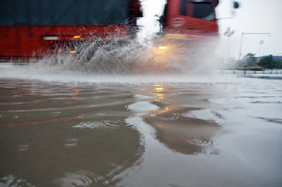 Hà Nội thành "sông" trong cơn mưa lớn nhất đầu hè ảnh 4