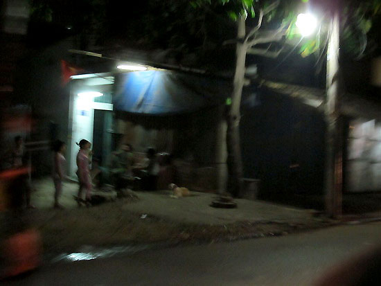 Nhiều gái bán hoa lượn lờ chờ khách ở đường Bình Long