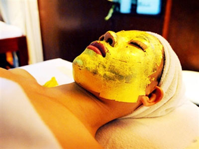 Đắp mặt bằng vàng. Ảnh: T.L .