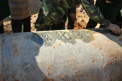 Dòng chữ trên thân bình được phỏng đoán là tiếng Trung Quốc Dòng chữ trên thân bình được phỏng đoán là tiếng Trung Quốc