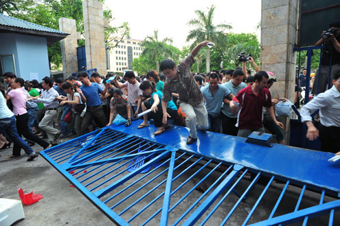 Nhiều người không ngần ngại giẫm đạp lên cổng xông vào. Nhiều người không ngần ngại giẫm đạp lên cổng xông vào.