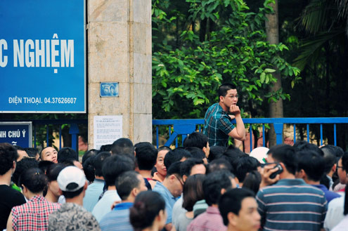 Sốt ruột chờ đợi, nhiều người định trèo vào trong, một số phụ huynh đã ném ghế và một số vật dụng khác vào bên trong cổng trường. Sốt ruột chờ đợi, nhiều người định trèo vào trong, một số phụ huynh đã ném ghế và một số vật dụng khác vào bên trong cổng trường.