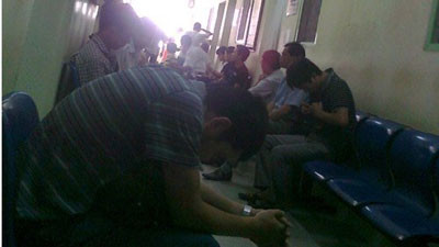 Mệt mỏi vì chờ đợi. Ảnh: La Hoàn Mệt mỏi vì chờ đợi. Ảnh: La Hoàn