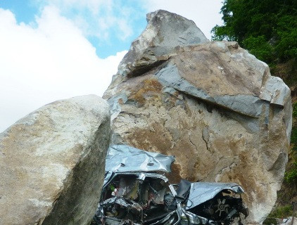 4.Sạt lở núi, đá đè chết 6 người Tai nạn kinh hoàng xảy ra vào sáng ngày 5/5 khi anh Nguyễn Hoàng Tâm (29 tuổi) ngụ xã An Hảo, huyện Tịnh Biên (An Giang) điều khiển xe lữ hành của Công ty Cổ phần Du lịch An Giang chở 7 hành khách cùng ngụ xã Bàn Long (Châu Thành, Tiền Giang) đi hành hương. Đến gần vồ Cứu Nạn thuộc xã An Hảo, cách Lâm Viên núi Cấm 4km đã xảy ra tai nạn. Nhiều tảng đá to từ trên núi lăn xuống đường. Trong đó, tảng đá lớn nhất đè làm bẹp dúm chiếc ôtô rồi lăn tiếp xuống vực sâu. 4.Sạt lở núi, đá đè chết 6 người Tai nạn kinh hoàng xảy ra vào sáng ngày 5/5 khi anh Nguyễn Hoàng Tâm (29 tuổi) ngụ xã An Hảo, huyện Tịnh Biên (An Giang) điều khiển xe lữ hành của Công ty Cổ phần Du lịch An Giang chở 7 hành khách cùng ngụ xã Bàn Long (Châu Thành, Tiền Giang) đi hành hương. Đến gần vồ Cứu Nạn thuộc xã An Hảo, cách Lâm Viên núi Cấm 4km đã xảy ra tai nạn. Nhiều tảng đá to từ trên núi lăn xuống đường. Trong đó, tảng đá lớn nhất đè làm bẹp dúm chiếc ôtô rồi lăn tiếp xuống vực sâu.