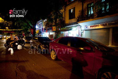 Văn hóa trà chanh, tưởng bình dân đấy, ấy mà khéo hút khách còn hơn cả chốn thượng lưu. Chỉ một tối mùa hè bất kỳ trong tuần, đi qua đoạn đầu phố Quang Trung cắt Tràng Thi, người ta sẽ thấy ngạc nhiên vì tưởng rằng đang có event gì ở đấy, hoặc một bar nào đó mới "mọc" lên thu hút toàn dân chơi xe đẹp. Nếu để ý một chút, thì càng ngạc nhiên hơn khi xung quanh lại chẳng có chốn ăn chơi ồn ào nào, chỉ là một góc phố toàn bán trà chanh, nước ép giải khát vỉa hè. Văn hóa trà chanh, tưởng bình dân đấy, ấy mà khéo hút khách còn hơn cả chốn thượng lưu. Chỉ một tối mùa hè bất kỳ trong tuần, đi qua đoạn đầu phố Quang Trung cắt Tràng Thi, người ta sẽ thấy ngạc nhiên vì tưởng rằng đang có event gì ở đấy, hoặc một bar nào đó mới "mọc" lên thu hút toàn dân chơi xe đẹp. Nếu để ý một chút, thì càng ngạc nhiên hơn khi xung quanh lại chẳng có chốn ăn chơi ồn ào nào, chỉ là một góc phố toàn bán trà chanh, nước ép giải khát vỉa hè.