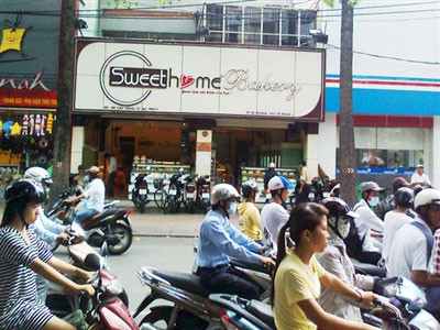 Một tiệm bán bánh trộn bột vàng ở TPHCM. Ảnh: T.N.A.