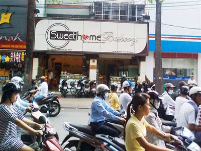 Một tiệm bán bánh trộn bột vàng ở TPHCM. Ảnh: T.N.A.