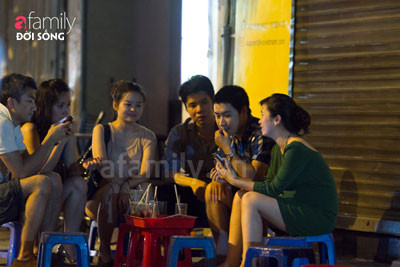 Tụ tập tán gẫu, xả stress sau một ngày làm việc mệt mỏi. Tụ tập tán gẫu, xả stress sau một ngày làm việc mệt mỏi.