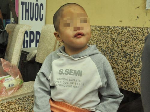 9. Đã tìm thấy thân nhân cháu bé 5 tuổi bị bỏ rơi ở chùa Bồ Đề Cha của cháu Nguyễn Đàm Hồng Hạnh là Nguyễn Đình Hùng (33 tuổi, quê ở Nam Đàn, Nghệ An trú ở thị trấn Na Hang, huyện Na Hang, tỉnh Tuyên Quang). Theo lời anh Hùng, cháu Nguyễn Đàm Hồng Hạnh tên thật là Nguyễn Hồng Hạnh, là con gái duy nhất của anh Hùng cùng với vợ là chị Đào Thị Thiêm (30 tuổi). 9. Đã tìm thấy thân nhân cháu bé 5 tuổi bị bỏ rơi ở chùa Bồ Đề Cha của cháu Nguyễn Đàm Hồng Hạnh là Nguyễn Đình Hùng (33 tuổi, quê ở Nam Đàn, Nghệ An trú ở thị trấn Na Hang, huyện Na Hang, tỉnh Tuyên Quang). Theo lời anh Hùng, cháu Nguyễn Đàm Hồng Hạnh tên thật là Nguyễn Hồng Hạnh, là con gái duy nhất của anh Hùng cùng với vợ là chị Đào Thị Thiêm (30 tuổi).