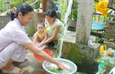 3.Giá nước sạch Hà Nội chuẩn bị tăng tới 35% Chiều 8/5, trao đổi với báo chí, ông Nguyễn Như Hải, Tổng Giám đốc Công ty nước sạch Hà Nội cho biết, đơn vị này đang xây dựng đề án tăng giá nước sạch sinh hoạt trên địa bàn thành phố. Hiện công ty đang tính toán, tập hợp các chi phí sản xuất để xây dựng một mức giá thích hợp trình lên lãnh đạo thành phố quyết định. Theo vị lãnh đạo doanh nghiệp này, 4 tháng đầu năm, việc kinh doanh của Công ty nước sạch Hà Nội đang lỗ 30 tỷ đồng. Để bù chi phí, Công ty nước sạch Hà Nội đang xây dựng đề án tăng giá nước sạch sinh hoạt trình lãnh đạo thành phố phê duyệt. Mức tăng dự kiến từ 30-35%. 3.Giá nước sạch Hà Nội chuẩn bị tăng tới 35% Chiều 8/5, trao đổi với báo chí, ông Nguyễn Như Hải, Tổng Giám đốc Công ty nước sạch Hà Nội cho biết, đơn vị này đang xây dựng đề án tăng giá nước sạch sinh hoạt trên địa bàn thành phố. Hiện công ty đang tính toán, tập hợp các chi phí sản xuất để xây dựng một mức giá thích hợp trình lên lãnh đạo thành phố quyết định. Theo vị lãnh đạo doanh nghiệp này, 4 tháng đầu năm, việc kinh doanh của Công ty nước sạch Hà Nội đang lỗ 30 tỷ đồng. Để bù chi phí, Công ty nước sạch Hà Nội đang xây dựng đề án tăng giá nước sạch sinh hoạt trình lãnh đạo thành phố phê duyệt. Mức tăng dự kiến từ 30-35%.