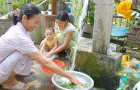 3.Giá nước sạch Hà Nội chuẩn bị tăng tới 35% Chiều 8/5, trao đổi với báo chí, ông Nguyễn Như Hải, Tổng Giám đốc Công ty nước sạch Hà Nội cho biết, đơn vị này đang xây dựng đề án tăng giá nước sạch sinh hoạt trên địa bàn thành phố. Hiện công ty đang tính toán, tập hợp các chi phí sản xuất để xây dựng một mức giá thích hợp trình lên lãnh đạo thành phố quyết định. Theo vị lãnh đạo doanh nghiệp này, 4 tháng đầu năm, việc kinh doanh của Công ty nước sạch Hà Nội đang lỗ 30 tỷ đồng. Để bù chi phí, Công ty nước sạch Hà Nội đang xây dựng đề án tăng giá nước sạch sinh hoạt trình lãnh đạo thành phố phê duyệt. Mức tăng dự kiến từ 30-35%. 3.Giá nước sạch Hà Nội chuẩn bị tăng tới 35% Chiều 8/5, trao đổi với báo chí, ông Nguyễn Như Hải, Tổng Giám đốc Công ty nước sạch Hà Nội cho biết, đơn vị này đang xây dựng đề án tăng giá nước sạch sinh hoạt trên địa bàn thành phố. Hiện công ty đang tính toán, tập hợp các chi phí sản xuất để xây dựng một mức giá thích hợp trình lên lãnh đạo thành phố quyết định. Theo vị lãnh đạo doanh nghiệp này, 4 tháng đầu năm, việc kinh doanh của Công ty nước sạch Hà Nội đang lỗ 30 tỷ đồng. Để bù chi phí, Công ty nước sạch Hà Nội đang xây dựng đề án tăng giá nước sạch sinh hoạt trình lãnh đạo thành phố phê duyệt. Mức tăng dự kiến từ 30-35%.