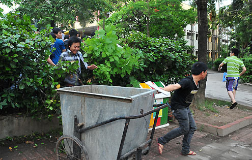 Người xếp hàng phía sau đục hàng rào xuyên qua để vòng lên chặn đầu. Người xếp hàng phía sau đục hàng rào xuyên qua để vòng lên chặn đầu.