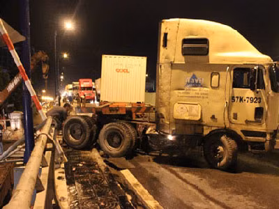 Thót tim vì container treo lơ lửng trên thành cầu ảnh 2