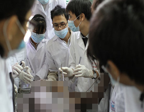 30 năm sống bên những xác chết ảnh 3 "Dị nhân" 30 năm sống bên những xác chết, Tin tức trong ngày, vien giai phau, giai phau nguoi, hien xã, hien noi tang, sinh vien y khoa, sinh vien y thuc hanh, thuc hanh tren xac chet, thuc hanh o truong y, phau thuat, xac chet, mo xac, kham nghiem tu thi, bao, tin hay, tin hot, tin tuc