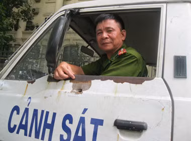 Đại úy Quảng bắt đầu kể về sự may mắn, thoát chết trong vài centimet của mình đêm 9.5.