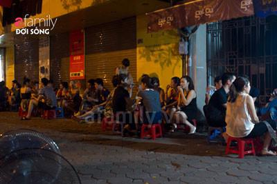 Góc phố quen thuộc của những người trẻ mê trà chanh vỉa hè. Góc phố quen thuộc của những người trẻ mê trà chanh vỉa hè.