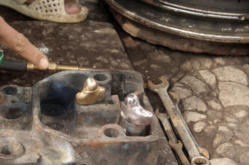 Pho tượng đổi màu khi tiếp xúc với nhiệt độ 2.000 độ C, nhưng lập tức trở lại màu vàng óng và nhiệt độ bình thường khi vừa tiếp xúc với nước Pho tượng đổi màu khi tiếp xúc với nhiệt độ 2.000 độ C, nhưng lập tức trở lại màu vàng óng và nhiệt độ bình thường khi vừa tiếp xúc với nước