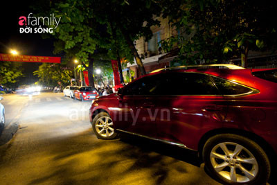 Xế xịn ra vào tấp nập suốt cả tối. Xế xịn ra vào tấp nập suốt cả tối.