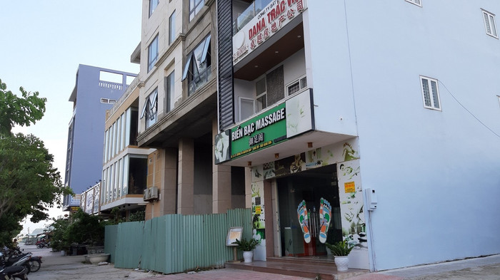 Các lô đất dọc tường Sân bay Nước Mặn được Đà Nẵng cho thuê đã xây dựng các cửa hàng, nhà nghỉ. Các lô đất dọc tường Sân bay Nước Mặn được Đà Nẵng cho thuê đã xây dựng các cửa hàng, nhà nghỉ.