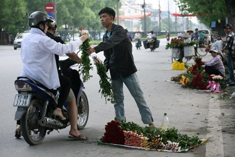 Với “thượng đế” thật tiện khi chỉ cần chống chân giữa đường là mua được bó hoa. Với “thượng đế” thật tiện khi chỉ cần chống chân giữa đường là mua được bó hoa.