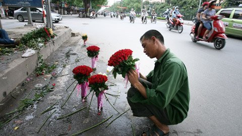 Những bó hồng được bó khéo léo giữa lòng đường. Những bó hồng được bó khéo léo giữa lòng đường.