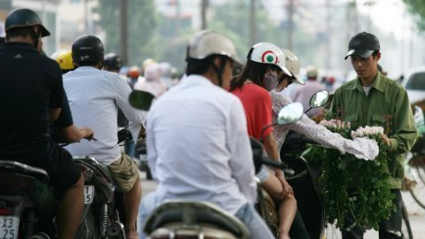 Vào những ngày rằm hay mồng một âm lịch, người đi lễ chùa nườm nượp dừng xe mua hoa thường gây ách tắc giao thông. Vào những ngày rằm hay mồng một âm lịch, người đi lễ chùa nườm nượp dừng xe mua hoa thường gây ách tắc giao thông.