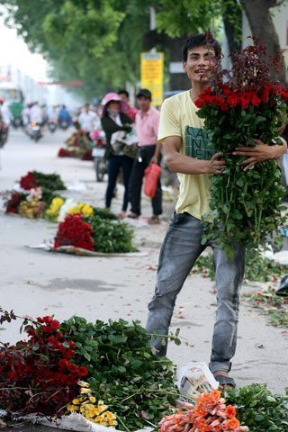 Để dễ bán, hoa được bày tràn xuống lòng đường. Để dễ bán, hoa được bày tràn xuống lòng đường.