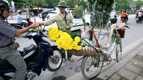 Không ít cánh đàn ông ghé mua bó hoa về tặng vợ. Không ít cánh đàn ông ghé mua bó hoa về tặng vợ.