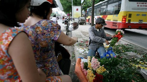 Khách mua hoa không chỉ có phụ nữ. Khách mua hoa không chỉ có phụ nữ.