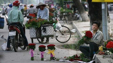 Kỹ năng bó, tỉa sao cho đẹp, bày dưới lòng đường sao cho ngay hàng thẳng lối cũng là tiêu chí bán hàng của những mày râu bán hoa dọc con đường Nguyễn Trãi. Kỹ năng bó, tỉa sao cho đẹp, bày dưới lòng đường sao cho ngay hàng thẳng lối cũng là tiêu chí bán hàng của những mày râu bán hoa dọc con đường Nguyễn Trãi.