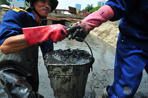 Công việc nặng nhọc nhưng các công nhân này vừa làm việc vừa bông đùa lẫn nhau. Công việc nặng nhọc nhưng các công nhân này vừa làm việc vừa bông đùa lẫn nhau.