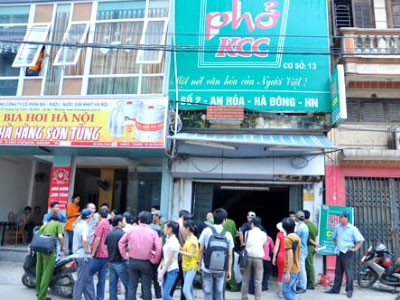 Lực lượng Công an tiến hành khám nghiệm hiện trường. Lực lượng Công an tiến hành khám nghiệm hiện trường.