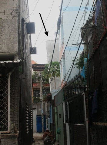 Căn nhà bị nghiêng khoảng 25 độ có nguy cơ sụp bất cứ lúc nào. Căn nhà bị nghiêng khoảng 25 độ có nguy cơ sụp bất cứ lúc nào.