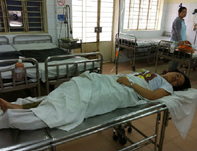 Xe container cán nát xe máy, cô gái trẻ nguy kịch ảnh 2 Xe container cán nát xe máy, cô gái trẻ nguy kịch ảnh 2