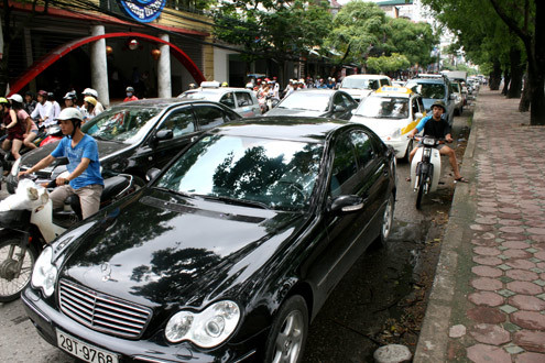 Các tuyến phố Hà Nội kẹt cứng sau giờ thi tốt nghiệp ảnh 6 Duong pho thu do un tac sau gio thi tot nghiep