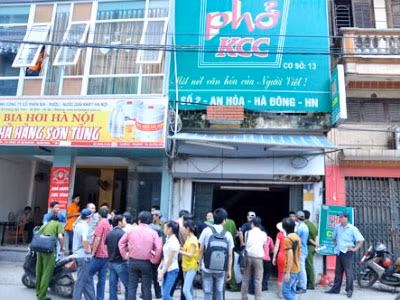 Lực lượng Công an tiến hành khám nghiệm hiện trường. Lực lượng Công an tiến hành khám nghiệm hiện trường.