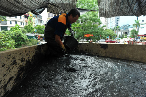 Sau 2 giờ nạo vét một tổ công nhân 15 người đã chất lên xe được 4,5 tấn bùn. Sau 2 giờ nạo vét một tổ công nhân 15 người đã chất lên xe được 4,5 tấn bùn.